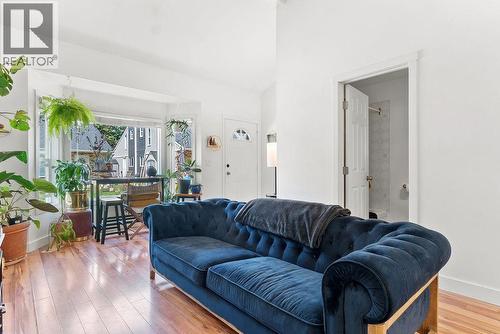 3155 Gordon Drive Unit# 304, Kelowna, BC - Indoor Photo Showing Living Room