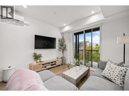 660 Cawston Avenue Unit# 313, Kelowna, BC - Indoor Photo Showing Living Room