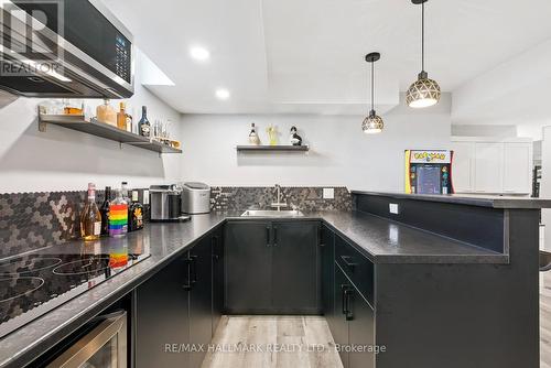 197 Aspenwood Drive, Newmarket, ON - Indoor Photo Showing Kitchen
