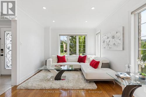 197 Aspenwood Drive, Newmarket, ON - Indoor Photo Showing Living Room