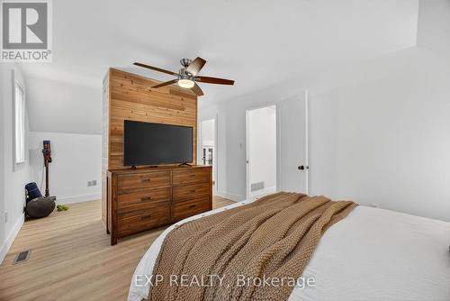 154 Park Road, Tiny, ON - Indoor Photo Showing Bedroom