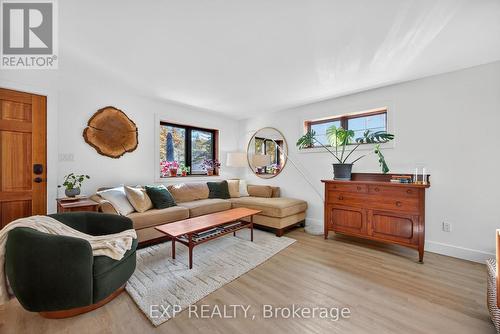 154 Park Road, Tiny, ON - Indoor Photo Showing Living Room