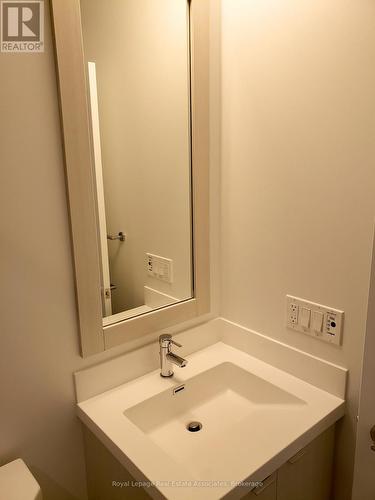 2925 - 9 Mabelle Avenue, Toronto, ON - Indoor Photo Showing Bathroom