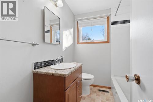 449 Simon Fraser Crescent, Saskatoon, SK - Indoor Photo Showing Bathroom