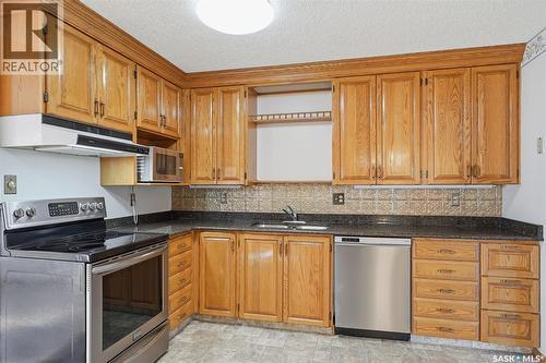 449 Simon Fraser Crescent, Saskatoon, SK - Indoor Photo Showing Kitchen