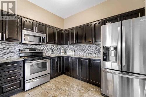 1200 Langley Circle, Oshawa, ON - Indoor Photo Showing Kitchen With Upgraded Kitchen
