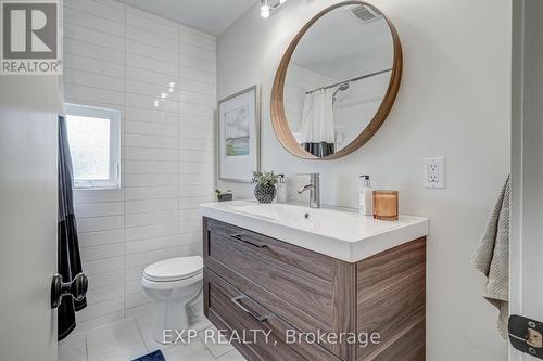 14 Milton Avenue, Hamilton, ON - Indoor Photo Showing Bathroom