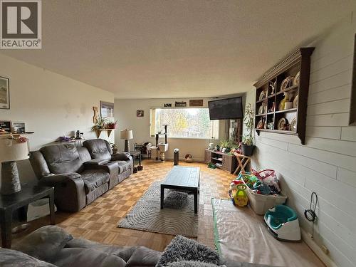 782 N 10Th Avenue, Williams Lake, BC - Indoor Photo Showing Living Room