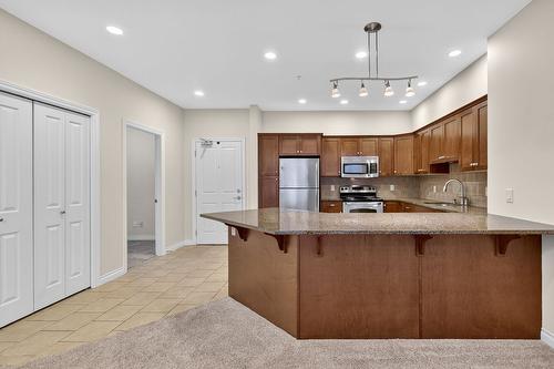 4211-3842 Old Okanagan Highway, West Kelowna, BC - Indoor Photo Showing Kitchen