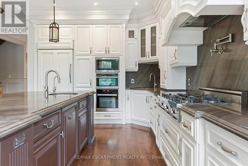 1366 Wilson Avenue, Mississauga, ON - Indoor Photo Showing Kitchen With Upgraded Kitchen