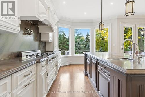 1366 Wilson Avenue, Mississauga, ON - Indoor Photo Showing Kitchen With Upgraded Kitchen