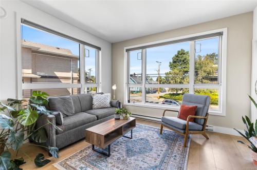 201-317 Burnside Rd East, Victoria, BC - Indoor Photo Showing Living Room