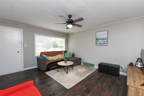 521 Windslow Rd, Comox, BC - Indoor Photo Showing Living Room