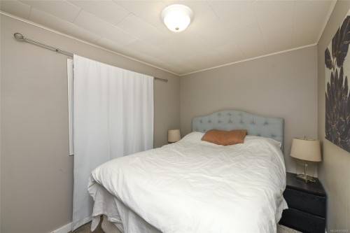 521 Windslow Rd, Comox, BC - Indoor Photo Showing Bedroom