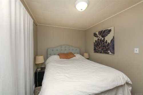 521 Windslow Rd, Comox, BC - Indoor Photo Showing Bedroom