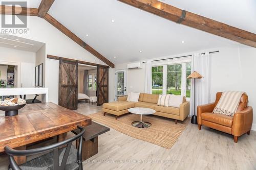 7067 Old Mill Lane, Mississauga, ON - Indoor Photo Showing Living Room