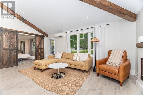 7067 Old Mill Lane, Mississauga, ON - Indoor Photo Showing Living Room