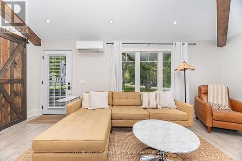 7067 Old Mill Lane, Mississauga, ON - Indoor Photo Showing Living Room