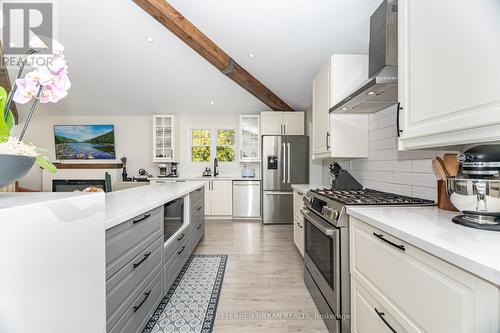 7067 Old Mill Lane, Mississauga, ON - Indoor Photo Showing Kitchen With Upgraded Kitchen