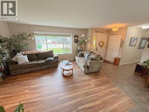 8 Eagle Crescent, Princeton, BC - Indoor Photo Showing Living Room