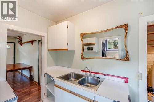 404 Houston Street, Nelson, BC - Indoor Photo Showing Kitchen With Double Sink