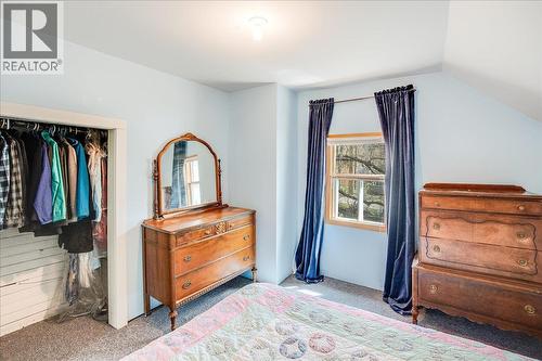 404 Houston Street, Nelson, BC - Indoor Photo Showing Bedroom