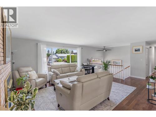 449 Barkley Road, Kelowna, BC - Indoor Photo Showing Living Room