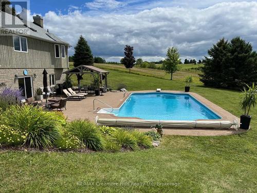 2332 Centre Line, Clearview, ON - Outdoor With In Ground Pool