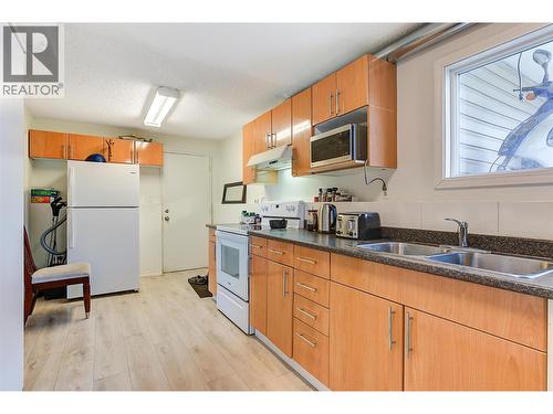 735 Belgo Road, Kelowna, BC - Indoor Photo Showing Kitchen With Double Sink
