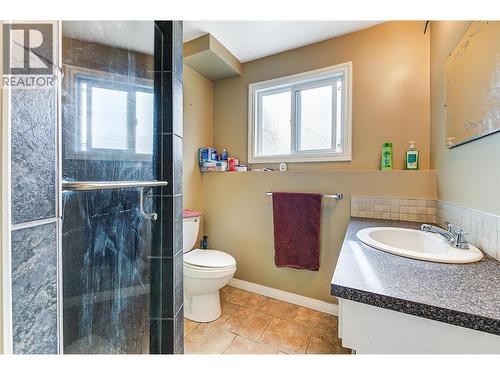 735 Belgo Road, Kelowna, BC - Indoor Photo Showing Bathroom