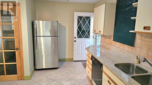 23 Brookdale Crescent, Brampton, ON - Indoor Photo Showing Kitchen