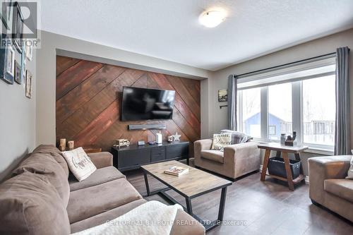 212 Maplewood Drive, Essa, ON - Indoor Photo Showing Living Room