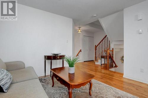 287 Macoun Circle, Ottawa, ON - Indoor Photo Showing Living Room