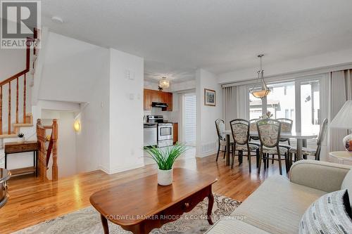 287 Macoun Circle, Ottawa, ON - Indoor Photo Showing Living Room