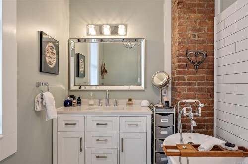 1141 Fort St, Victoria, BC - Indoor Photo Showing Bathroom