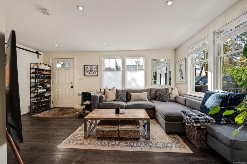 1141 Fort St, Victoria, BC - Indoor Photo Showing Living Room