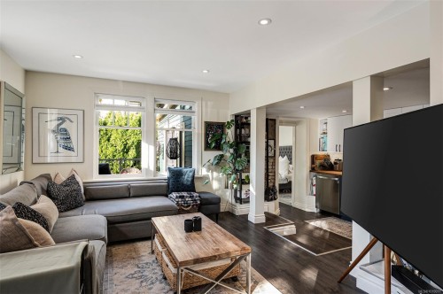 1141 Fort St, Victoria, BC - Indoor Photo Showing Living Room