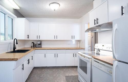 A-1971 Fairway Road, Revelstoke, BC - Indoor Photo Showing Kitchen With Double Sink
