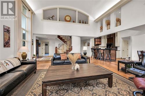 285 Hamilton Drive, Hamilton, ON - Indoor Photo Showing Living Room