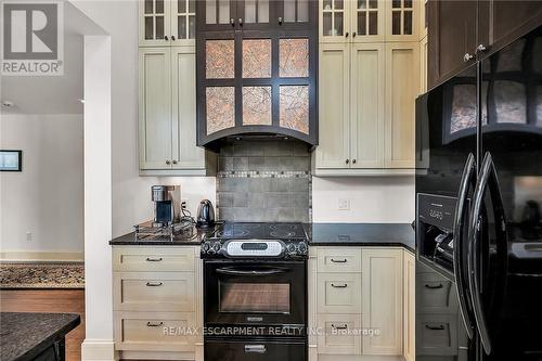 285 Hamilton Drive, Hamilton, ON - Indoor Photo Showing Kitchen