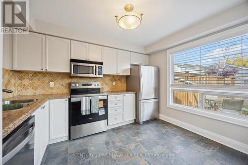 1781 Woodgate Trail, Oshawa, ON - Indoor Photo Showing Kitchen With Double Sink