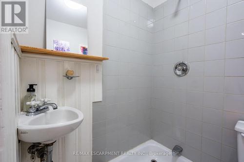 35 Mountain Avenue, Hamilton, ON - Indoor Photo Showing Bathroom