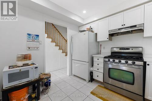 39 Caruso Drive, Brampton, ON - Indoor Photo Showing Kitchen