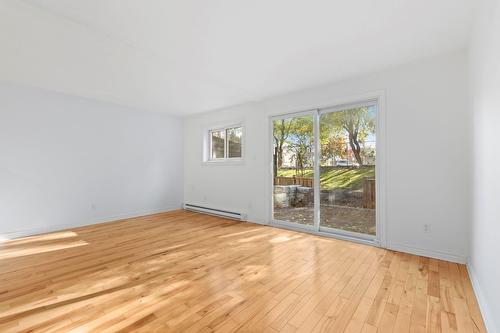 Salon - 4772 Rue Lake, Dollard-Des-Ormeaux, QC 