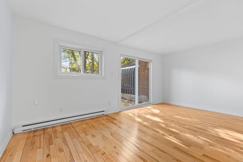 Salon - 4772 Rue Lake, Dollard-Des-Ormeaux, QC 