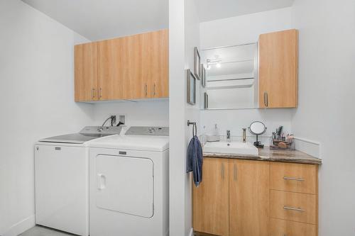 Salle de bains - 1408  - 1410 Rue Poirier, Mascouche, QC - Indoor Photo Showing Laundry Room