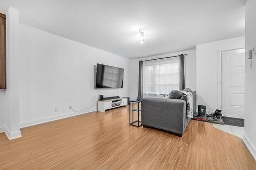 Salon - 1408  - 1410 Rue Poirier, Mascouche, QC - Indoor