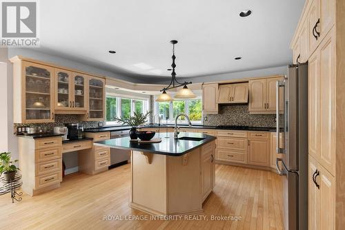 22 Marchbrook Circle, Ottawa, ON - Indoor Photo Showing Kitchen