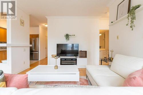 701 - 120 Lombard Street, Toronto, ON - Indoor Photo Showing Living Room