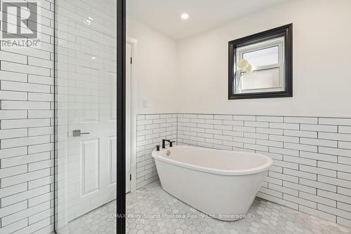 Soaker tub - 336 Clear Lake Road, Seguin, ON - Indoor Photo Showing Bathroom